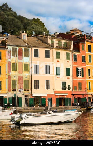 Das Dorf von Portofino und die Boote im Hafen und den bunten Häusern. Genua, Ligurien, Italien, Europa Stockfoto