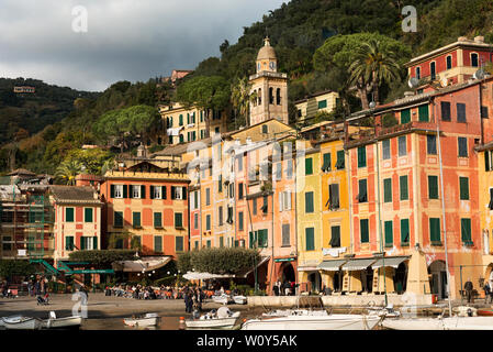 Die Menschen auf dem Platz des Dorfes von Portofino mit den bunten Häusern und der Kirche von St. Martin. Genua, Ligurien, Italien, Europa Stockfoto