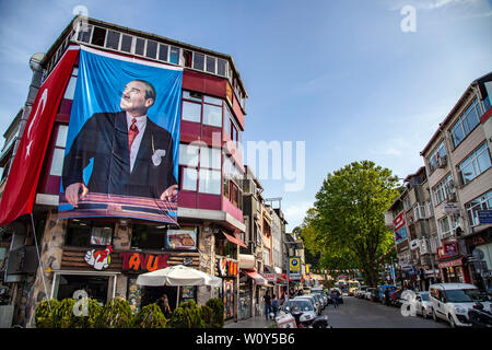 Istanbul, Türkei - 19. Mai, 2019; Türkische Flagge und Mustafa Kemal Atatürk Poster über Sariyer Stadtzentrum. Istanbul, Türkei Stockfoto