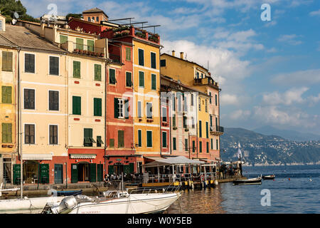 PORTOFINO, ITALIEN - Dezember 9, 2016: Detail der berühmten Dorf Portofino mit dem Port und bunten Häusern. Genua, Ligurien, Italien Stockfoto