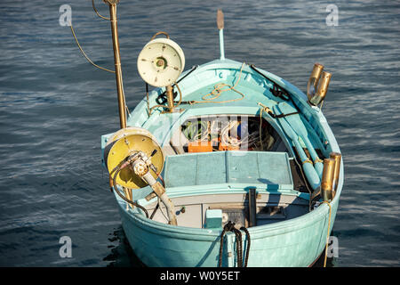 Kleine Holz- türkis Fischerboot mit zwei Winden für die Fischernetze im Hafen von Portofino. Genua, Ligurien, Italien, Europa Stockfoto