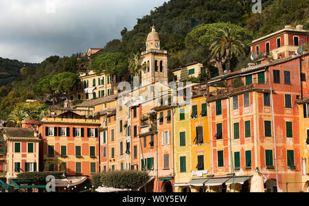 Detail der kleinen Stadt Portofino mit den bunten Häusern und den Glockenturm der Kirche St. Martin. Genua, Ligurien, Italien Stockfoto