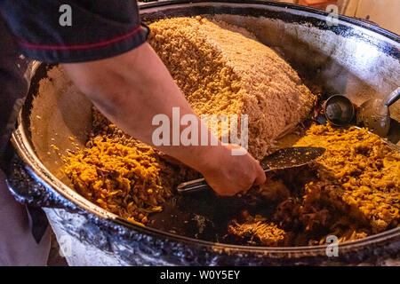 Kochen traditionellen Plov Stockfoto