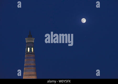 Minarett und der Mond Stockfoto