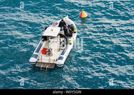 Eine Gruppe von Tauchern auf aufblasbaren Boot machen Sie sich bereit für einen Tauchgang im Mittelmeer. Portofino, Ligurien, Italien Stockfoto