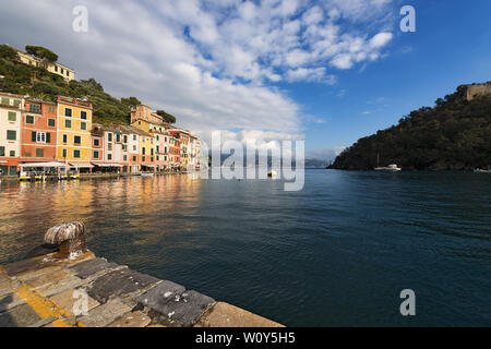 Die Bucht und Hafen von Portofino - alte Fischerdorf mit bunten Häusern. Genua, Ligurien, Italien, Europa Stockfoto