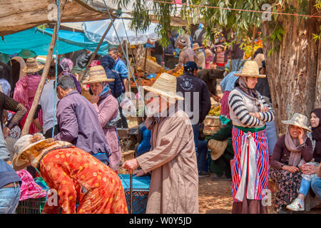 Oued Laou, Tetouan, Marokko - 4. Mai 2019: Treiben in einem traditionellen marokkanischen Souk Stockfoto