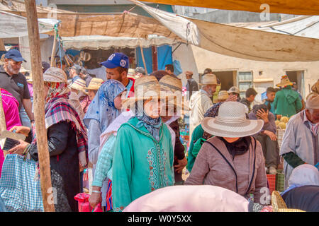 Oued Laou, Tetouan, Marokko - 4. Mai 2019: Treiben in einem traditionellen marokkanischen Souk Stockfoto