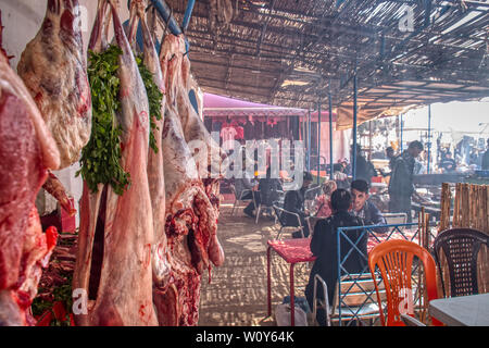 Oued Laou, Tetouan, Marokko - Mai 4, 2019: Fleisch hing im Souk von Oued Laou, einem Dorf in der Provinz Tetouan verkauft, im Norden von Marokko. Stockfoto