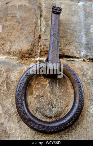 Alten schmiedeeisernen Ring für das Binden mit Seil die Tiere, Pferde, Maultiere oder Vieh. Florenz, Toskana, Italien, Europa Stockfoto