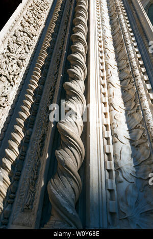 Detail der Spalten und Einlegearbeiten in weißem Marmor von der Kathedrale Santa Maria del Fiore in Florenz, Toskana, Italien Stockfoto