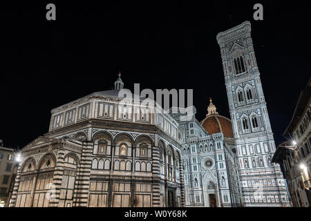 Der Dom von Florenz bei Nacht, Santa Maria del Fiore, mit dem Glockenturm von Giotto und das Baptisterium San Giovanni. Toskana, Italien, Europa Stockfoto