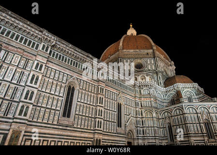 Der Dom von Florenz bei Nacht (Duomo di Firenze), Toskana, Italien. Santa Maria del Fiore (1296-1436) UNESCO Weltkulturerbe Stockfoto