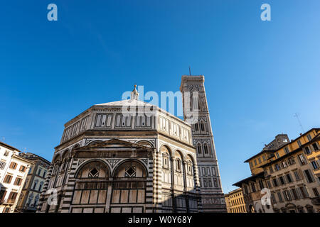 Der Dom von Florenz, Santa Maria del Fiore, mit dem Glockenturm von Giotto und das Baptisterium San Giovanni. UNESCO-Weltkulturerbe, Toskana, Italien Stockfoto