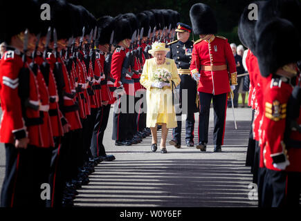 Queen Elizabeth II prüft die Ehrengarde, F Coy Scots Guards, während der Zeremonie der Schlüssel im Palast von Holyroodhouse in Edinburgh. Stockfoto