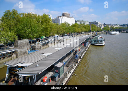 Westminster Millennium Pier am Nordufer der Themse in London, Vereinigtes Königreich Stockfoto