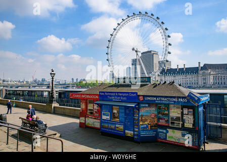 Westminster Millennium Pier am Nordufer der Themse bei London Eye im Hintergrund in London, Vereinigtes Königreich Stockfoto