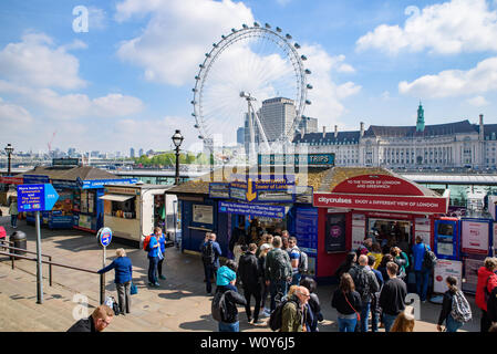 Westminster Millennium Pier am Nordufer der Themse bei London Eye im Hintergrund in London, Vereinigtes Königreich Stockfoto