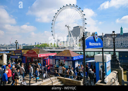 Westminster Millennium Pier am Nordufer der Themse bei London Eye im Hintergrund in London, Vereinigtes Königreich Stockfoto