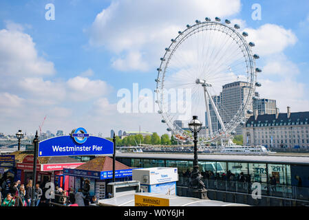 Westminster Millennium Pier am Nordufer der Themse bei London Eye im Hintergrund in London, Vereinigtes Königreich Stockfoto
