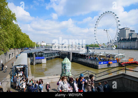 Westminster Millennium Pier am Nordufer der Themse bei London Eye im Hintergrund in London, Vereinigtes Königreich Stockfoto