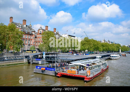 Westminster Millennium Pier am Nordufer der Themse in London, Vereinigtes Königreich Stockfoto