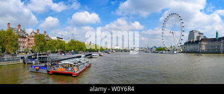 Westminster Millennium Pier am Nordufer der Themse bei London Eye im Hintergrund in London, Vereinigtes Königreich Stockfoto