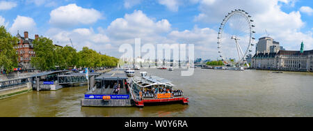 Westminster Millennium Pier am Nordufer der Themse bei London Eye im Hintergrund in London, Vereinigtes Königreich Stockfoto
