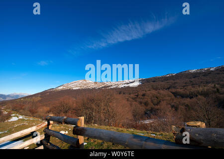 Gipfel des Monte Baldo im Winter (Berg Baldo) 2218 m. in der Nähe des Gardasee, Verona, Venetien, Italien Stockfoto