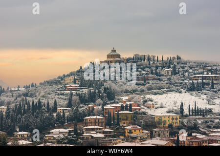 Die Hügel der Stadt Verona (UNESCO-Weltkulturerbe) weiß getünchten von Schnee im Winter. In den oberen Das Heiligtum Unserer Lieben Frau von Lourdes. Italien Stockfoto