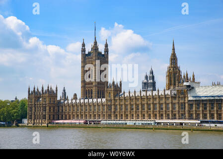 Der Palast von Westminster als die Häuser des Parlaments am Nordufer der Themse in London, Vereinigtes Königreich Stockfoto