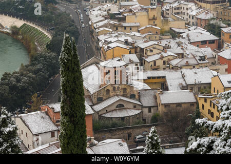 Luftaufnahme der Stadt von Verona im Winter mit dem Hl. Stephanus Kirche (Chiesa di Santo Stefano V-XII. Jahrhundert) UNESCO-Weltkulturerbe Venetien Italien Stockfoto