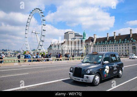Britische Taxi auf die Westminster Bridge in London, Vereinigtes Königreich Stockfoto