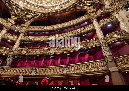 Palais Garnier - Paris Opera House - Auditorium Innenarchitektur und Dekoration. Balkon details. Paris, Frankreich, 14. Mai 2019. Stockfoto