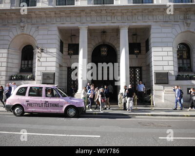 Taxi mit prettylittlething, hübsche litttle Sache, Logo, die Ned Hotel London Stockfoto