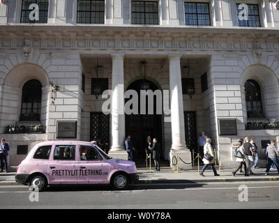 Taxi mit prettylittlething, hübsche litttle Sache, Logo, die Ned Hotel London Stockfoto