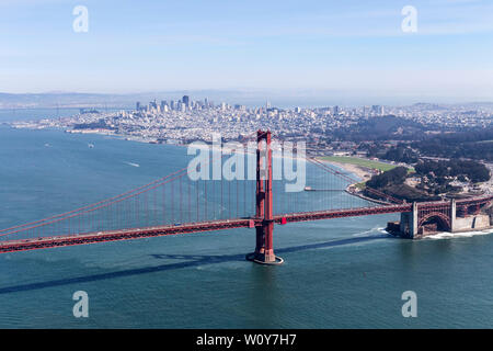 Luftaufnahme von der Golden Gate Bridge mit San Francisco im Hintergrund. Stockfoto