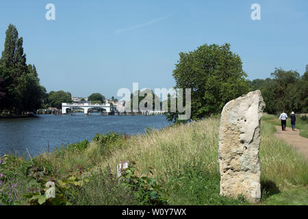Blick von Schinken in Richtung Teddington Wehr auf der Themse mit einem Stein markiert die Grenze zwischen den Londoner Stadtteilen von Richmond und Kingston Stockfoto