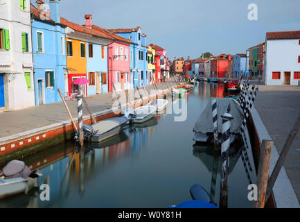 Schiffbaren Kanal mit Booten auf der Insel Burano in der Nähe von Venedig in Italien fotografiert mit der Technik der langen Exposition eine perfekte Reflectio zu bekommen Stockfoto