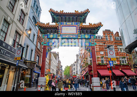 Menschen zu Fuß in Chinatown in London, Vereinigtes Königreich Stockfoto