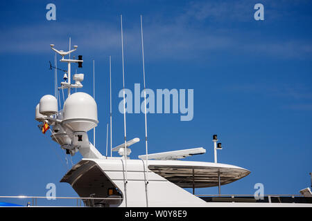 Detail eines luxuriösen weißen Yacht mit Navigation, Radar und Antennen auf blauen Himmel, die Aufbauten Stockfoto