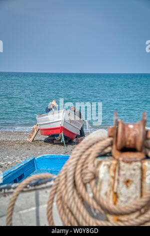 Oued Laou, Tetouan, Marokko - Mai 4, 2019: Marokkanische Fischer am Strand von Oued Laou, einem Dorf an der Mittelmeerküste der Provinz Tetou Stockfoto