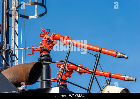 Zwei rote und schwarze Wasserwerfer an Bord auf einem Boot in Italien Stockfoto