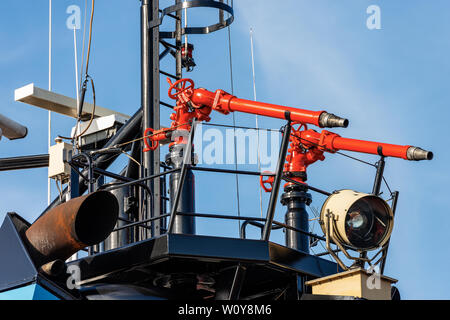 Zwei rote und schwarze Wasserwerfer an Bord auf einem Boot in Italien Stockfoto