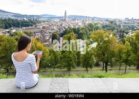 Tourist mit smart phone Kamera in Bern, Schweiz im Rosengarten der Rosengarten. Frau Foto mit Smartphone genießen Aussicht auf Bern Sehenswürdigkeiten und touristische Attraktionen. Stockfoto