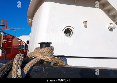 Detail der Seile eines schwarzen, roten und weißen Tugboat im Hafen Stockfoto