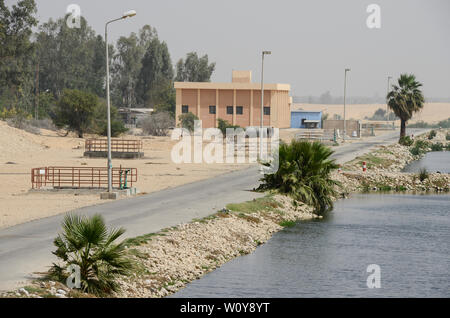 Ägypten, Ismallia, Kläranlage, das behandelte Wasser für die Bewässerung der Sarapium Wald in der Wüste/AEGYPTEN, Ismailia, Klaerwerk verwendet, das gereinigte Abwasser wird zur bewaesserung des Sarapium Forstprojekt in der Wueste genutzt Stockfoto