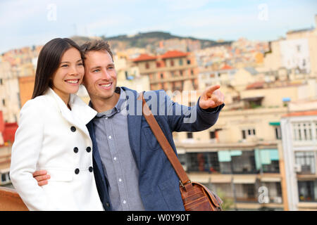 Leidenschaftlich gerne Urban Paar an der Blick auf Barcelona. Lächelnd Liebhaber genießen Stadtbild mit berühmten Sehenswürdigkeiten. Stilvolle urban junger Mann und Frau auf Reisen in Katalonien, Spanien, Europa. Stockfoto
