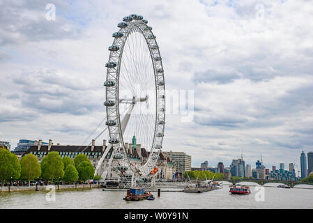 Das London Eye, das berühmte Riesenrad am Südufer der Themse in London, Vereinigtes Königreich Stockfoto