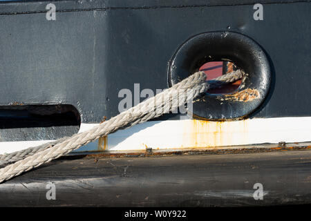 Detail der Seile eines schwarzen Schubschiff mit Rost Stockfoto